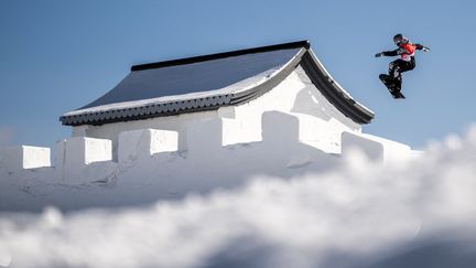 Il parait que, depuis la lune, on distingue la grande muraille de Chine. Zoi Sadowski a décidé d'aller le vérifier par elle-même. La Néo-Zélandaise de 20 ans a enflammé&nbsp;le snowpark de Zhangjiakou, le 6 février, en&nbsp;assurant un dernier&nbsp;run&nbsp;spectaculaire&nbsp;sur l'épreuve de slopestyle (92,88 points).&nbsp;De quoi décrocher la lune et offrir à la Nouvelle-Zélande son premier titre olympique aux Jeux d'hiver.  (MARCO BERTORELLO / AFP)