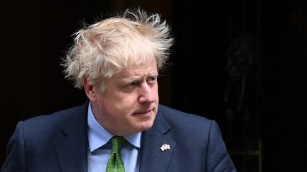 Le Premier ministre britannique Boris Johnson devant le siège du 10 Downing Street, à Londres (Royaume-Uni), le 5 mai 2022. (DANIEL LEAL / AFP)