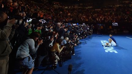 Novak Djokovic n'en finit plus d'écrire sa légende. En battant une nouvelle fois Andy Murray en finale de l'Open d'Australie, le Serbe rejoint, le 31 janvier 2016, l'ancienne gloire australienne Roy Emerson en tête des joueurs les plus titrés (6) de l'histoire à Melbourne. (MATIAS DELACROIX / AFP)