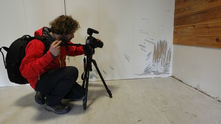 Un photographe prend des photos de trous de balles &agrave; la caf&eacute;t&eacute;ria o&ugrave; le massacre de l'&icirc;le Utoeya a eu lieu&nbsp;le 22 juillet 2011. (© SCANPIX NORWAY / REUTERS / X02351)