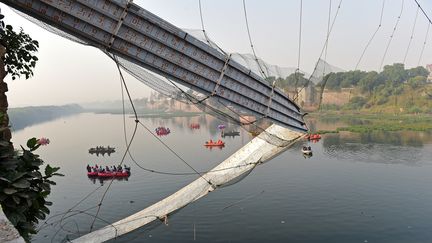 Des&nbsp;opérations de secours au lendemain de l'effondrement du pont de Morbi, dans l'ouest de l'Inde, le 31 octobre 2022. (SAM PANTHAKY / AFP)