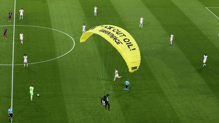 Greenpeace a mené une action avant le match France - Allemagne, mardi 15 juin.&nbsp; (CHRISTIAN CHARISIUS / DPA)