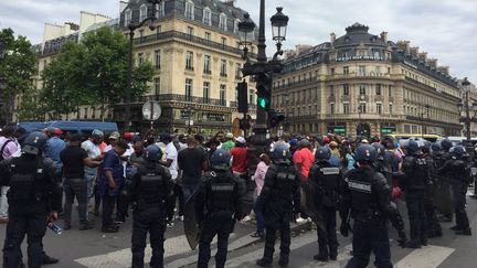 Des manifestants sont rassemblés près de l'Olympia où doit se produire&nbsp;l'artiste Héritier Watanabe qu'ils accusent de soutenir le régime de Joseph Kabila, samedi 15 juillet 2017.&nbsp; (GUILLAUME FARRIOL / FRANCEINFO)