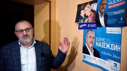 Boris Nadezhdin, candidate for the presidential election, speaks with an AFP journalist in his apartment in Dolgoprudnyy (Russia), January 24, 2024. (ALEXANDER NEMENOV / AFP)