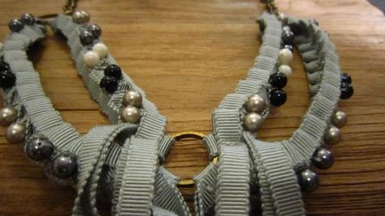 Collier Olgajeanne : tressage de rubans gris et de perles de différentes couleurs
 (Corinne Jeammet)