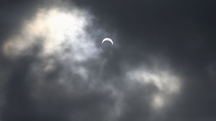 Le soleil en partie cach&eacute; par la lune, dans le ciel du Nigeria, le 3 novembre 2013. (AKINTUNDE AKINLEYE / REUTERS)