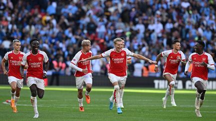 Les joueurs d'Arsenal au moment de remporter le Community Shield face à Manchester City, à Wembley, le 6 août 2023. (JUSTIN TALLIS / AFP)