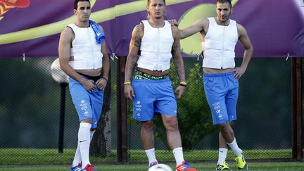 Les joueurs de l'&eacute;quipe de France Adil Rami (G), Philippe Mexes (C) et Karim Benzema portent un gilet de glace &agrave; l'entra&icirc;nement &agrave; Kircha (Ukraine), le 9 juin 2012. (CHARLES PLATIAU / REUTERS)