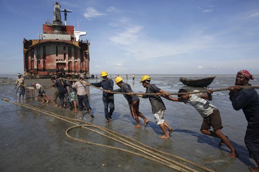 Ouvriers bangladais sur un chantier de démantèlement de navires à Chittagong (sud-est) le 19 août 2009. Une scène semblable à celles décrites par Tahmima Anam dans «Les vaisseaux frères», qui se déroule notamment à Chittagong. (REUTERS - Andrew Biraj)