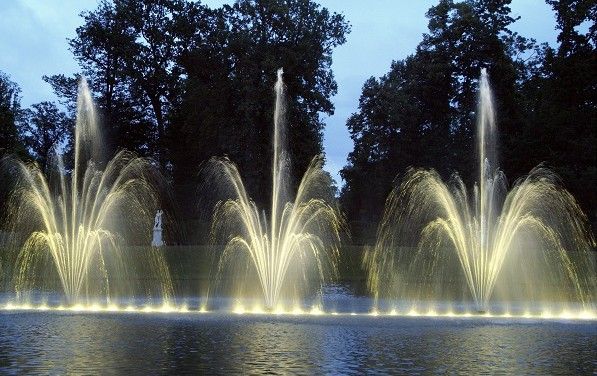 La nuit aussi, les jardins de Versailles transforment en un parcours féérique où bassins et bosquets sont mis en eau et en couleurs. Tous les samedis à partir du 18 juin 2016
 (Didier Saulnier/Maxppp/MAXPPP)