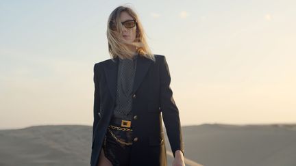 Saint Laurent printemps-été 2021, défilé dans le désert le 15 décembre 2021 (Saint Laurent)