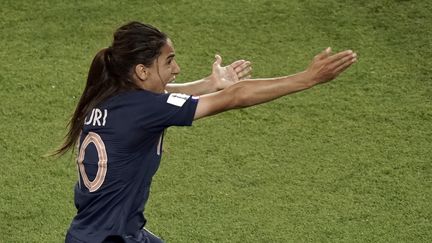 La footballeuse française Amel Majri réclame une main, le&nbsp;28 juin 2019, lors du quart de finale de la Coupe du monde contre les Etats-Unis. (KENZO TRIBOUILLARD / AFP)