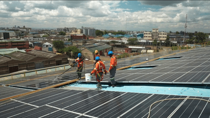 Le Kenya, traversé par l’Equateur, bénéficie d’un fort taux d’ensoleillement. En conséquence, le pays mise sur l’énergie solaire. Reportage. (France 2)