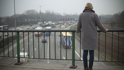 Femme au bord d'un pont, &agrave; Anvers (Belgique), le 1er f&eacute;vrier 2011. (DRIES LUYTEN / BELGA MAG / BELGA/AFP)