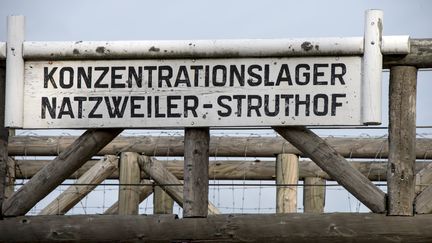 Panneau à la porte principale du camp de Natzweiler-Struthof, près de Struthof (Bas-Rhin), le 21 octobre 2013. (HORACIO VILLALOBOS /CORBIS NEWS)