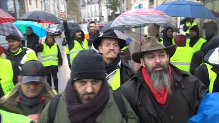 Édouard Philippe est en Haute Vienne ce vendredi 21 décembre pour rencontrer des maires et des "gilets jaunes". Il s'agit pour le premier ministre de préparer le "grand débat" décidé à la suite du mouvement. Une première étape ce matin pour le chef du gouvernement en visite dans une entreprise de Saint-Yrieix-la-Perche et l'occasion d'un premier échange avec les salariés. Dehors certains frustrés de ne pas pouvoir rencontrer le Premier ministre ont exprimé leur mécontentement. (Gilles Gallinaro / RADIO FRANCE)