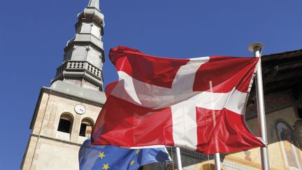 Le drapeau de la Savoie devant celui de l'Union européenne à Hauteluce (Savoie). (GILLES LANSARD / AFP)