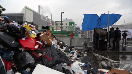 Des éboueurs et des agents territoriaux de la ville de Paris bloquent le centre de traitement des déchets d'Ivry-sur-Seine, le 30 mai 2016.&nbsp; (MAXPPP)