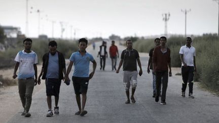 Des migrants clandestins africains à l'extérieur du centre de rétention de Holot au sud d'Israël, dans le désert du Néguev, près de la frontière égyptienne, le 3 septembre 2017. (MENAHEM KAHANA/AFP)