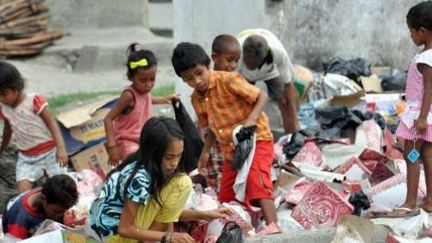 Des enfants à la recherche de produits à recycler dans la ville de Dili en décembre 2012 (AFP/VALENTINO DARIEL SOUSA)