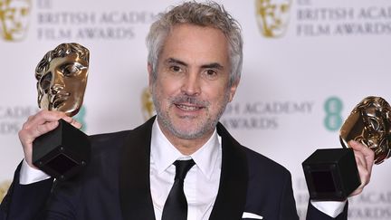 Alfonso Cuaron, réalisateur de Roma, avec ses deux trophées glanés aux BAFTA
 (Ben STANSALL / AFP)