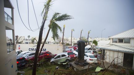 Des voitures sont enchevêtrées après le passage d'Irma, mercredi 6 septembre, à Marigot sur l'île de Saint-Martin. (LIONEL CHAMOISEAU / AFP)