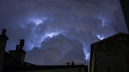 Un orage dans le ciel de Paris, le 8 juin 2014. (MAXPPP)