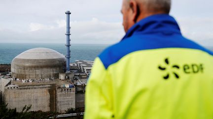 Un employé&nbsp;d'EDF devant l'EPR de Flamanville (Manche), le 16 novembre 2016. (CHARLY TRIBALLEAU / AFP)