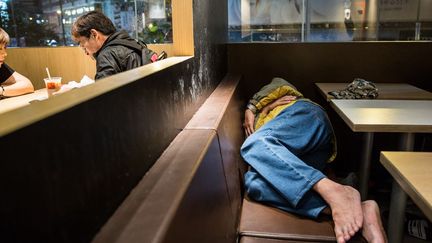 A Hong Kong, les loyers trop élevés poussent des travailleurs pauvres à dormir dans la rue ou dans des fast-foods. (Anthony WALLACE / AFP)