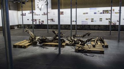 Pour commémorer l'attentat du 22 juillet 2011, qui a fait 77 morts sur l'île d'Utoya, la Norvège propose une exposition dans le complexe gouvernemental à Oslo, quatre ans plus tard. Laquelle réunit des objets liés au tueur, Anders Breivik, aujourd'hui en prison pour 21 ans. Sur la photo, il s'agit des restes de la carcasse de la voiture piégée qui a tué huit personnes à Oslo. Cette exposition fait polémique, un militant des Verts norvégiens s'est inquiété sur Twitter du «risque» que «ce 'centre d'information' devienne un lieu de pèlerinage pour l'extrême droite». (FREDRIK VARFJELL / NTB SCANPIX / AFP)