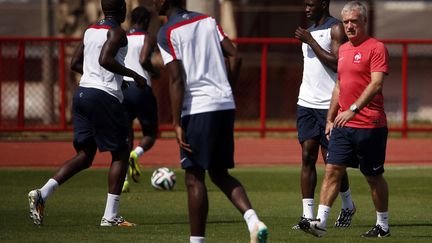 &nbsp; (Didier Deschamps et les Bleus lors de l'ultime séance d'entraînement dimanche avant d'affronter le Nigeria © Reuters)