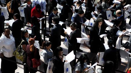 Une file d'attente devant la&nbsp;City University of New York (CUNY), le 23 avril 2010.&nbsp; (SHANNON STAPLETON / REUTERS)