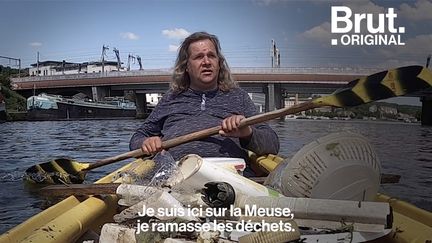 Lui, c'est Mark Kayak. Et tous les jours dans son kayak, il nettoie la Meuse. Pendant ce temps-là, à Namur en Belgique...