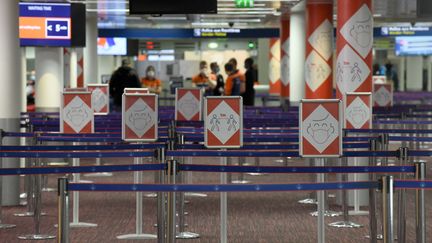 Au terminal 2E de l'aéroport parisien Roissy-Charles-de-Gaulle, le 18 mars 2021. (ERIC PIERMONT / AFP)