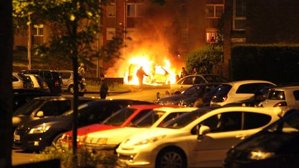 Des voitures incendiées à Tourcoing (Nord). (CITIZENSIDE/THIERRY THOREL / AFP)