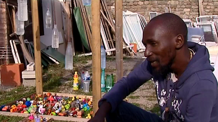 L'artiste Abou Sidibé à côté de son installation / "Festival Images et paroles d'Afrique"
 (France 3 / capture d&#039;écran)