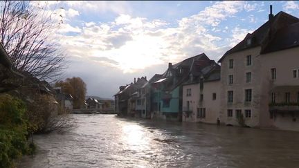 Intempéries : 11 départements en alerte orange pour crues ou inondations (franceinfo)