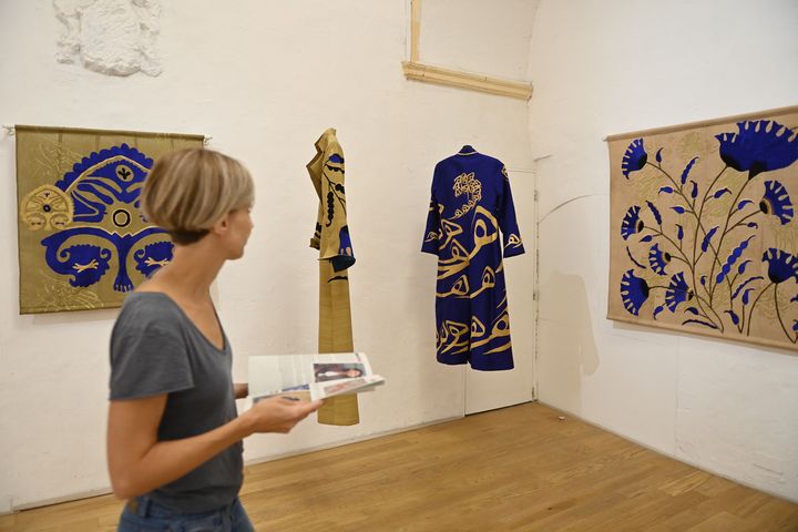 Exposition "Afghanistan, tisser l'horizon à l'infini, Regards croisés entre Kaboul et Arles" (jusqu'au 7 janvier 2024) à la Chapelle du Méjan à Arles (SYLVAIN THOMAS / AFP)