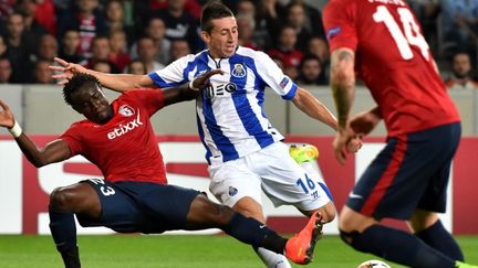 Hector Herrera au duel avec Pape Souaré sur la pelouse de Pierre-Mauroy. (PHILIPPE HUGUEN / AFP)