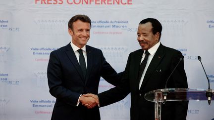 Emmanuel Macron et le président du Cameroun, Paul Biya, à Yaoundé, le 26 juillet 2022. (LUDOVIC MARIN / AFP)