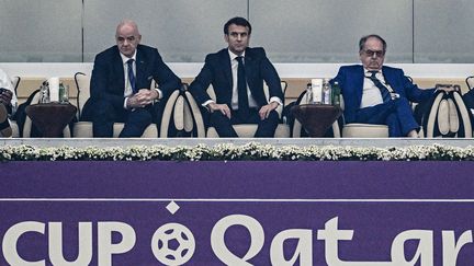 Le président de la Fifa, Gianni Infantino, Emmanuel macron et le président de la FFF Noël Le Graët, en tribune du match France-Maroc, le 14 décembre 2022 à Al-Khor au Qatar. (GABRIEL BOUYS / AFP)