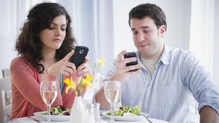 Le restaurateur isra&eacute;lien estime que les t&eacute;l&eacute;phones portables, et surtout les smartphones, g&acirc;chent les d&icirc;ners. (JAMIE GRILL / TETRA IMAGES RF / GETTY IMAGES)