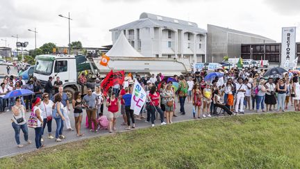 Plusieurs centaines de personnes, des enseignants en majorité, se sont rassemblées devant le rectorat de Cayenne le 27 mars 2017 (JODY AMIET / AFP)