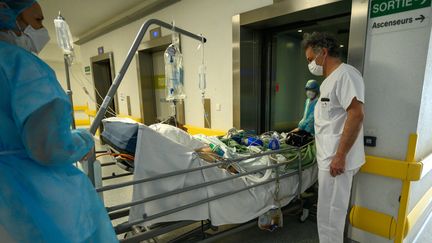 Un patient atteint par le Covid-19 à l'hôpital de Mulhouse (Haut-Rhin). Photo d'illustration. (PATRICK HERTZOG / AFP)