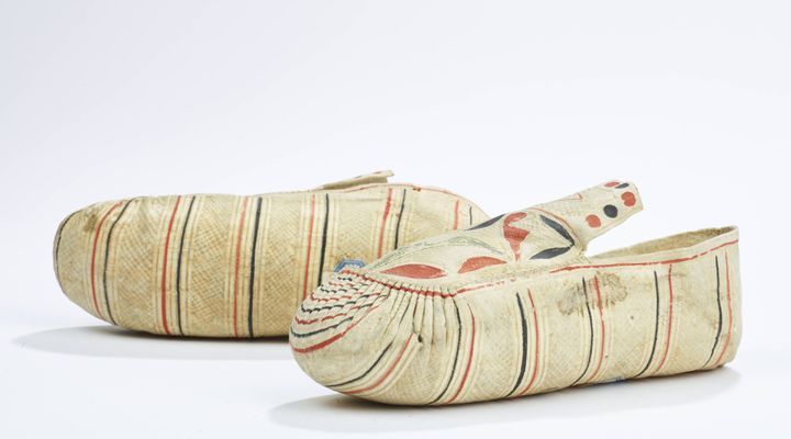 Mocassins pour enfants (Canada, XIXe siècle), Dépôt du musée de Cluny - Musée international de la chaussure de Romans-sur-Isère
 (Q. Lafont / musée des Confluences)