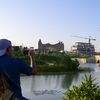 Un homme photographie le chantier de la future capitale indonésienne, Nusantara, sur l'île de Bornéo, le 28 juillet 2024. (CHINE NOUVELLE / SIPA)