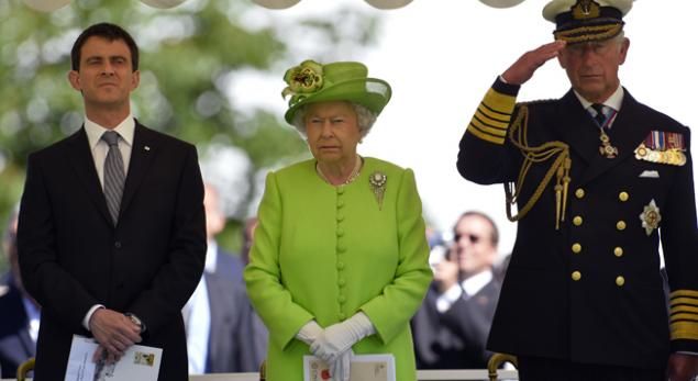 &nbsp; (Le Premier ministre français Manuel Valls, la reine Elizabeth et le prince Charles réunis à Bayeux pour la commémoration du 70e anniversaire du débarquement allié le 6 juin 1944 © REUTERS/Toby Melville)