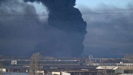 De la fumée noire s'échappe de l'aéroport militaire près de Kharkiv (Ukraine), le 24 octobre 2022. (ARIS MESSINIS / AFP)