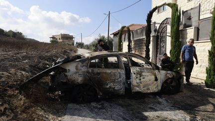 Les habitants de Jit recensent les dommages au lendemain de l'attaque de colons israéliens sur leur village, en Cisjordanie occupée. (JAAFAR ASHTIYEH / AFP)