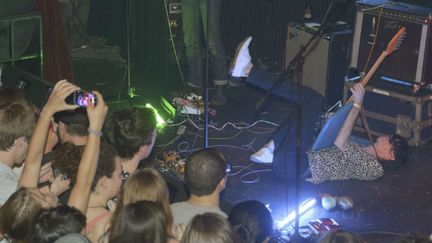 &nbsp; (Bradford Cox, le chanteur et leader de Deerhunter, dans ses oeuvres © Matthew Hinton/AP/SIPA)